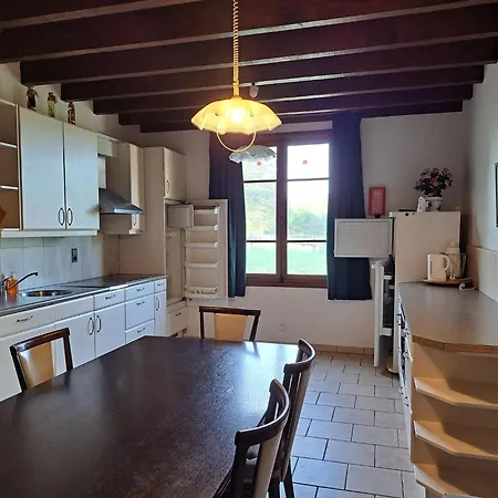 Semesterbostad Comfortable With Spacious Garden *