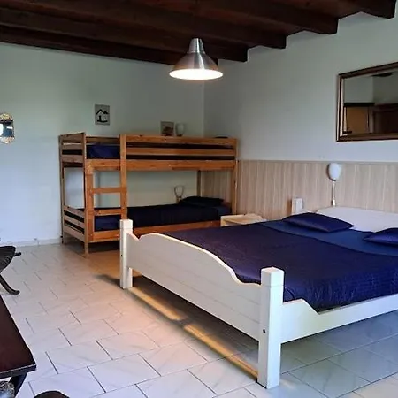 Comfortable With Spacious Garden Semesterbostad