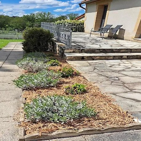 Semesterbostad Comfortable With Spacious Garden Ygrande