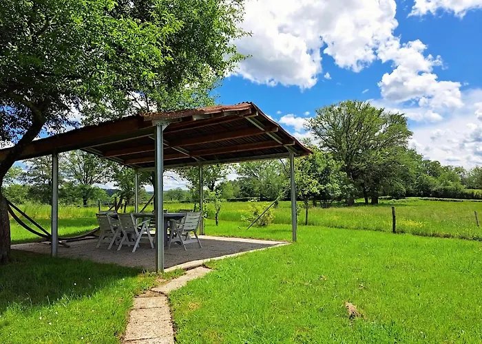 Comfortable With Spacious Garden